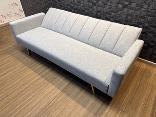 Sofá Cama Tela Resistente Gris Patas Doradas NUEVO