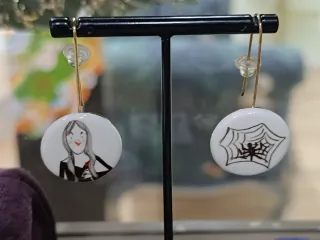 Pendientes largos estilo Morticia