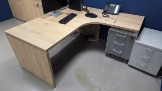 Mesa de oficina en L de madera y metal