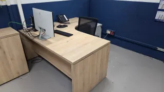 Mesa de oficina en L de madera y metal