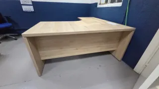 Mesa de oficina en L de madera y metal