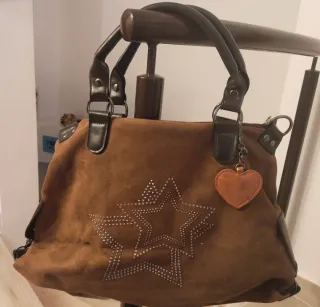 Bolso marrón con estrellas y corazón