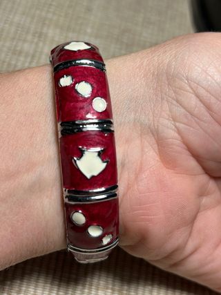 Pulsera rígida granate y plata con peces