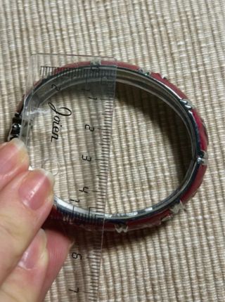 Pulsera rígida granate y plata con peces