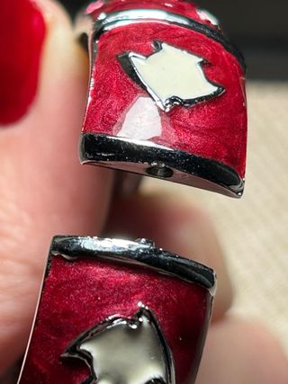 Pulsera rígida granate y plata con peces