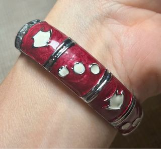 Pulsera rígida granate y plata con peces