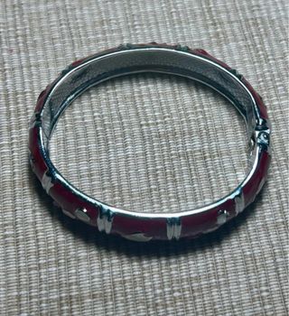 Pulsera rígida granate y plata con peces