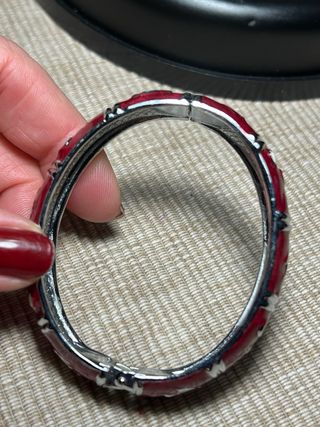 Pulsera rígida granate y plata con peces