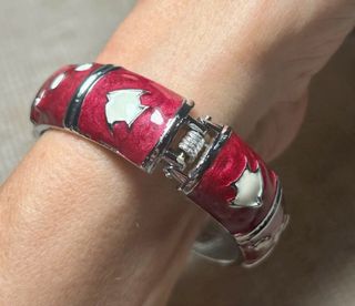 Pulsera rígida granate y plata con peces