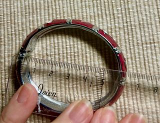 Pulsera rígida granate y plata con peces