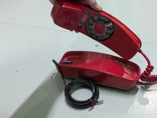 Teléfono antiguo rojo con disco