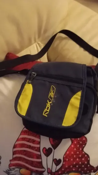 Bandolera Reebok azul y amarilla