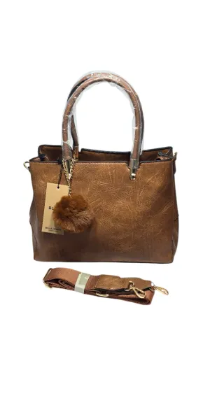 Bolso marrón con asa y correa