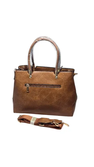 Bolso marrón con asa y correa