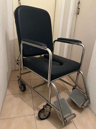 silla de ruedas con asiento higiénico