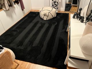 Alfombra negra de tela