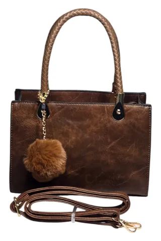Bolso marrón con asa trenzada y pompón