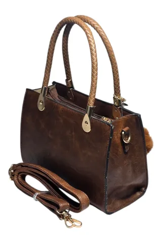 Bolso marrón con asa trenzada y pompón