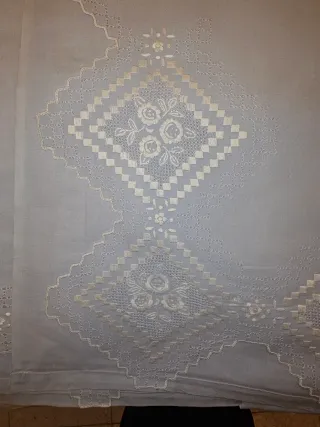 Sábana azul con bordado blanco sin estrenar