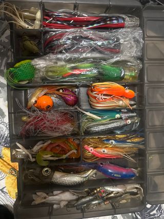 Caja señuelos pesca variados ESCUCHO OFERTAS