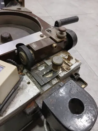 Antigua máquina contadora de monedas