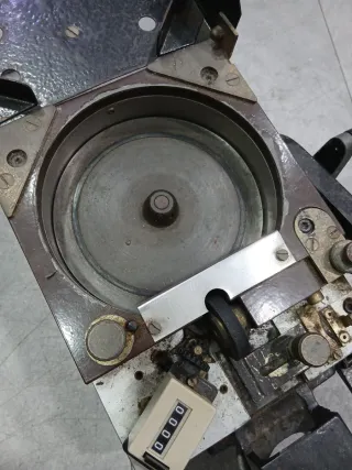 Antigua máquina contadora de monedas