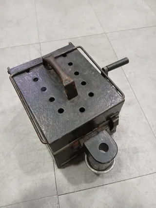 Antigua máquina contadora de monedas