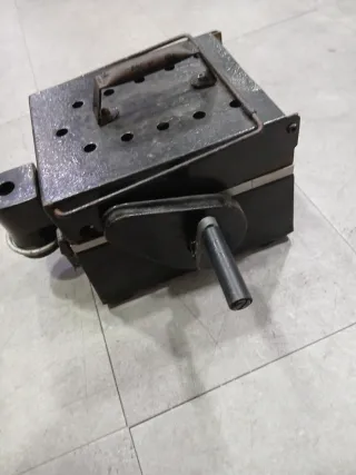 Antigua máquina contadora de monedas