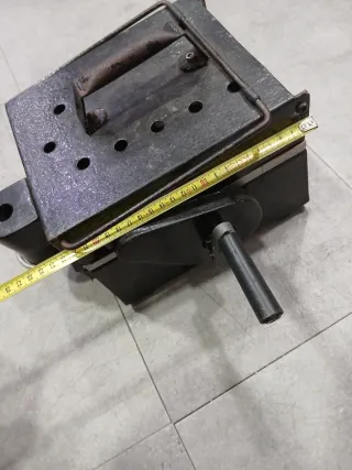 Antigua máquina contadora de monedas