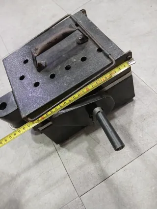 Antigua máquina contadora de monedas