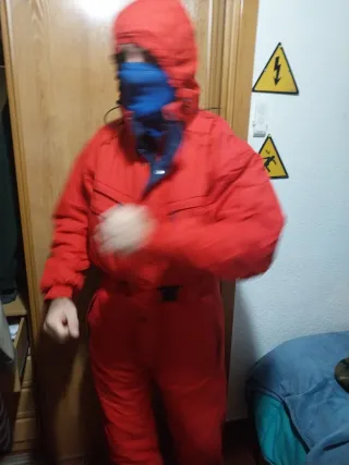 Mono de esquí rojo
