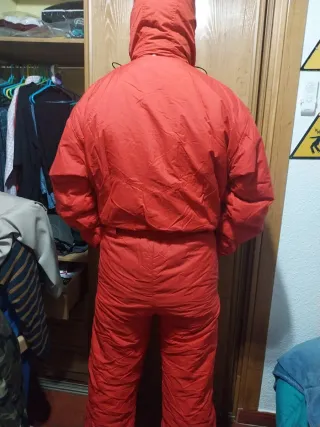 Mono de esquí rojo