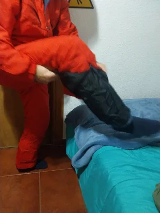 Mono de esquí rojo