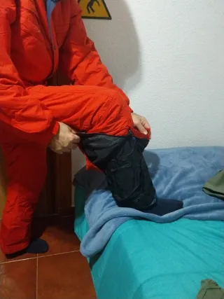 Mono de esquí rojo
