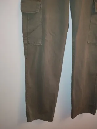 Pantalón cargo mujer Stradivarius verde