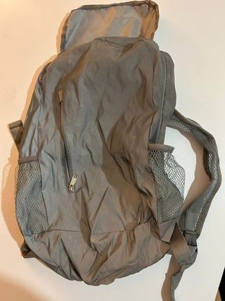 Mochila gris plegable