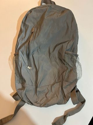 Mochila gris plegable