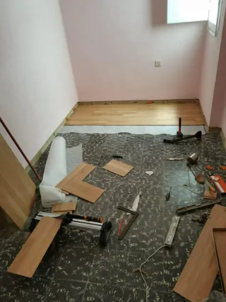 Suelos Parquet y Azulejos