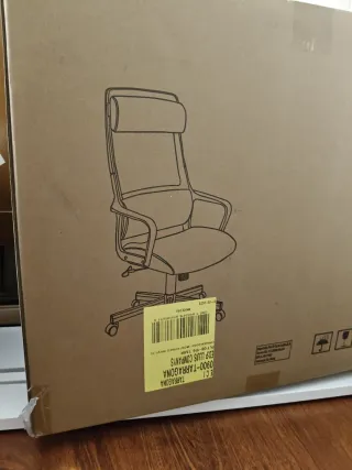 Silla de oficina gris y blanca