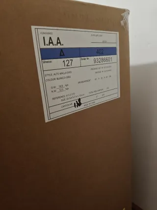 Silla de oficina gris y blanca