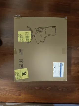 Silla de oficina gris y blanca