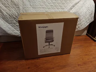 Silla de oficina gris y blanca