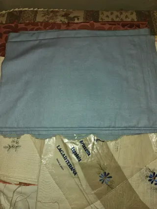 Sábana azul bordada a mano