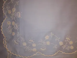 Sábana azul bordada a mano