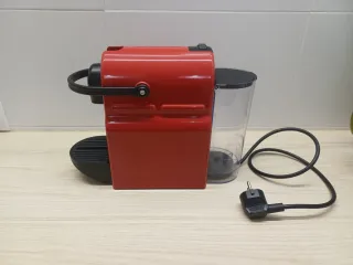 Cafetera Nespresso Inissia Roja