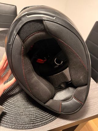 Casco de moto negro integral