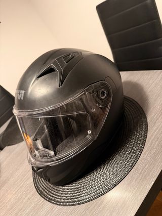 Casco de moto negro integral