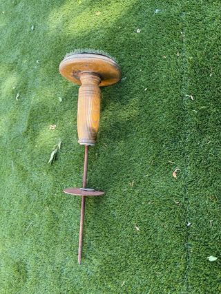 Posadero para halcones con césped artificial