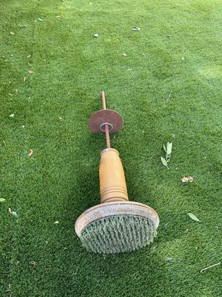 Posadero para halcones con césped artificial