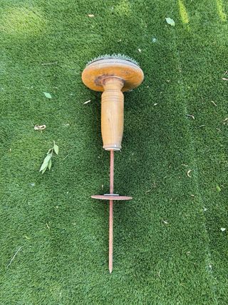 Posadero para halcones con césped artificial